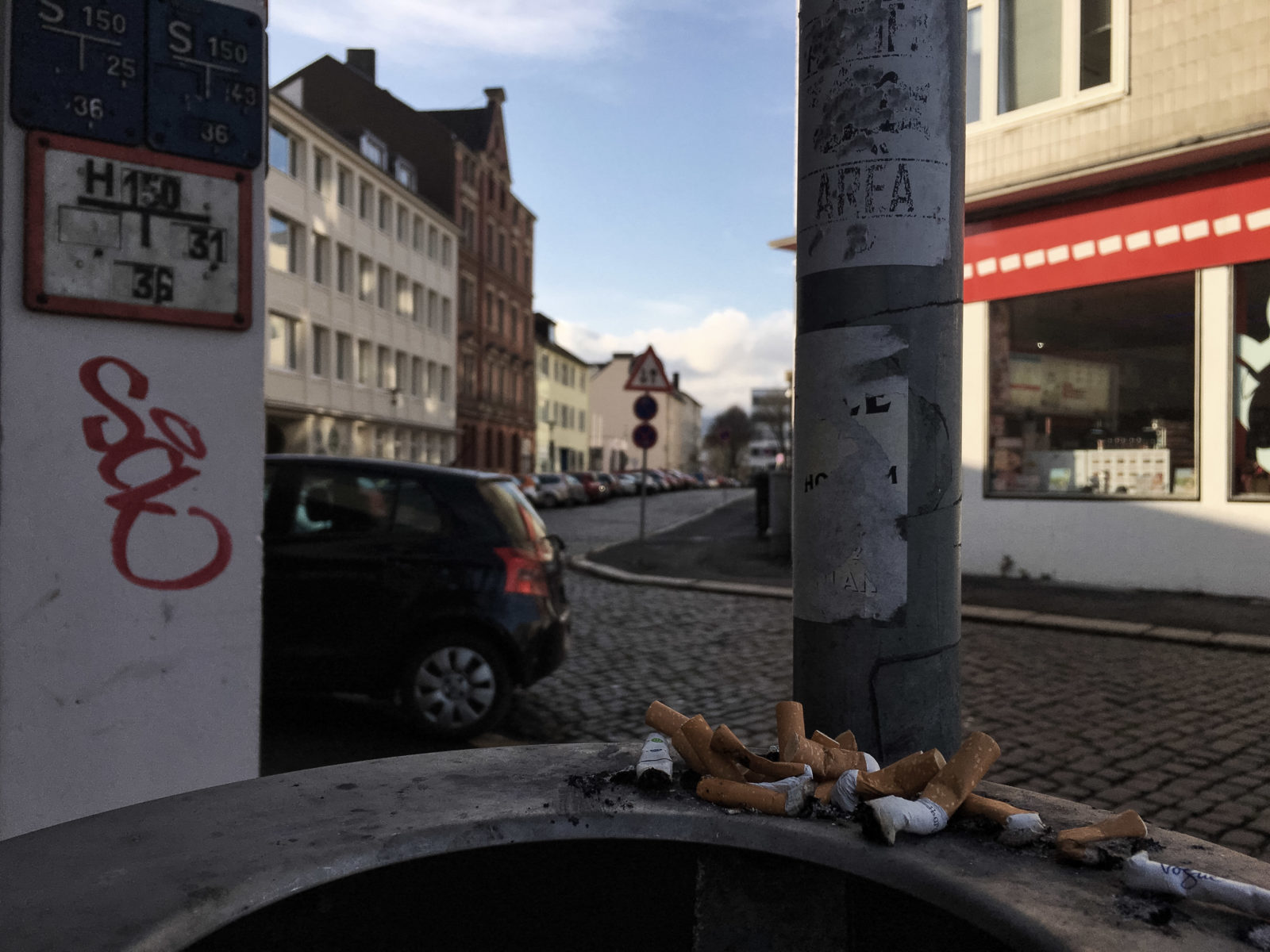 Kasseler Zigarettenkippen auf Mülleimerrand gedrückt 